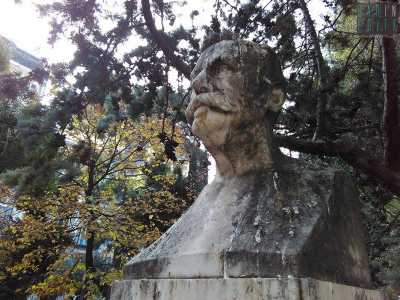 Il mezzo busto Giuseppe Capruzzi, sindaco di Bari dal 1887 al 1890 situato in Piazza Garibaldi� e vistosamente rovinato dai bisognini dei volatili